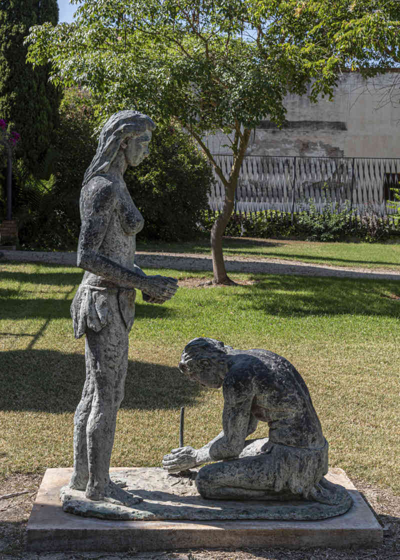 Tarragona - Tortosa 113 - jardines del Principe - grupos escultóricos de Santiago de Santiago 09 - el Hombre Primitivo.jpg